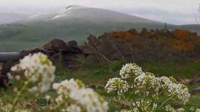 Kars’ta Dumanlı Dağı’nın zirvesine kar yağdı