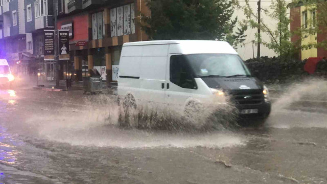 Kars’ta sağanak caddeleri göle çevirdi