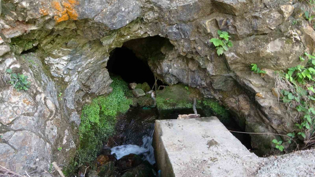 Kayalardan çıkan su yöreye hayat verirken ziyaretçilerinde ilgi odağı