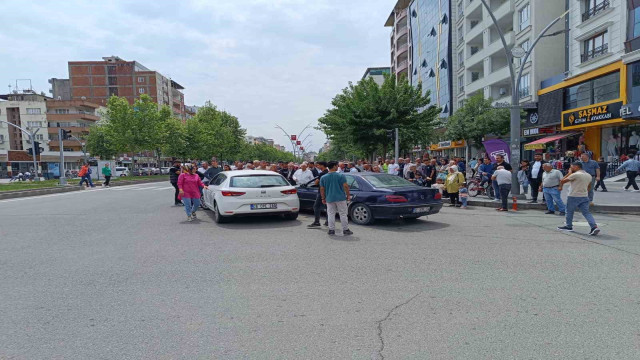 Kazaya karışan kadın çevredekilere hakaret edip ’trafik dersi’ verdi