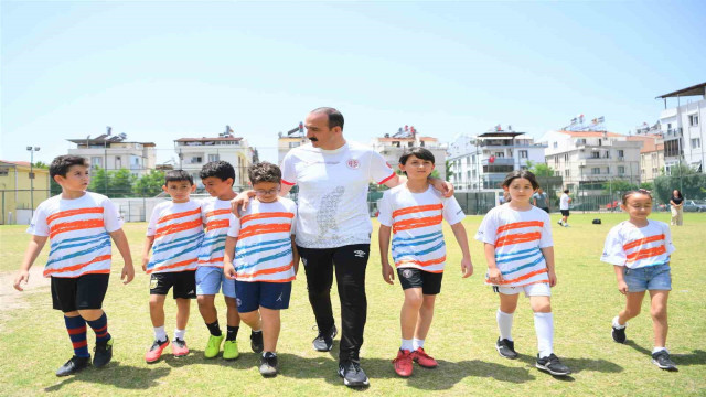 Konyaaltı Belediye Başkanı Cem Kotan, çocuklarla futbol oynadı