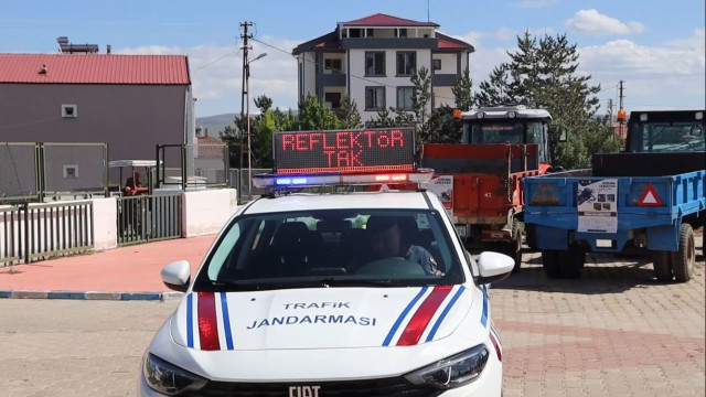 Köse’de ’Reflektör Tak, Görünür Ol Projesi’ kapsamında traktör sürücülerine reflektör dağıtıldı