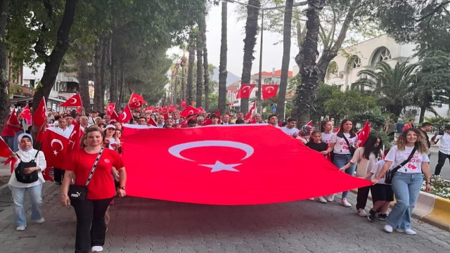 Köyceğiz’de 19 Mayıs coşkusu gençlik yürüyüşü ve Kolpa konseri ile devam etti