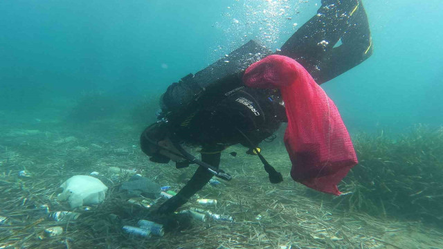 Kumbahçe sahilinde deniz dibi temizliği yapıldı