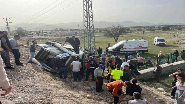 Kütahya’da yolcu minibüsü devrildi: 13 kişi yaralandı