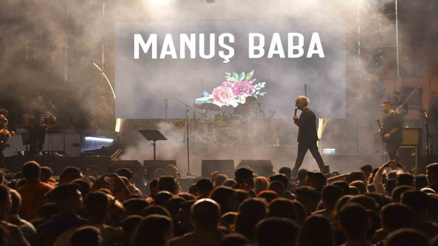 ’Mabel Matiz ve Manuş Baba’ Mersin’de konser verdi