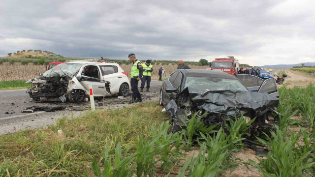 Manisa’da otomobiller kafa kafaya çarpıştı: 1’i ağır 3 yaralı