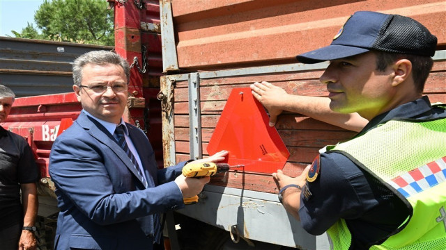 Manisa’da traktör sürücülerine reflektör dağıtıldı