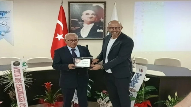 Meslekte 50. yıl onur plaketini oğlu Başkan Zencirci’nin elinden aldı