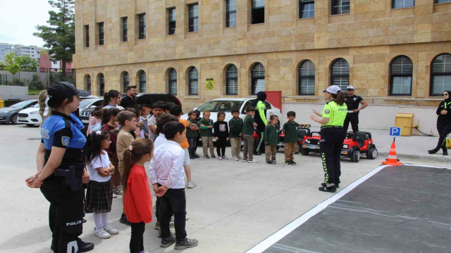 Öğrenci trafik polisi oldu, yayalara yol vermeyen sürücüye ceza kesti