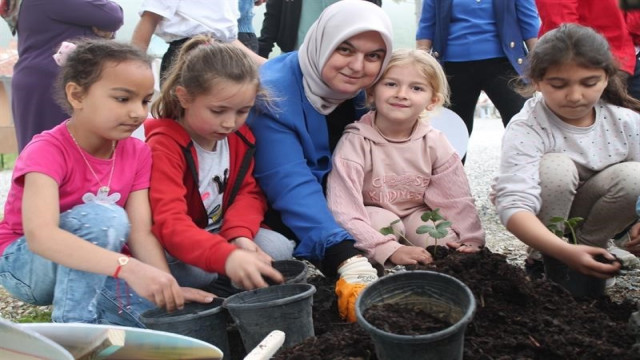 Öğrencilerle birlikte çilek fidesi dikti