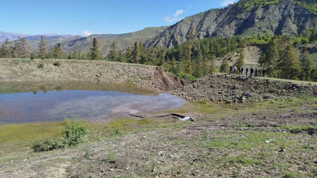 Oltu’da gölet taştı, bahçe ve araziler sular altında kaldı