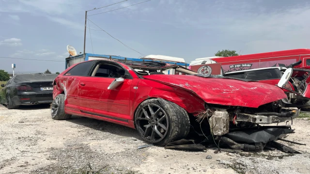 Önüne bir anda araç çıktı, arkadaşı ağır yaralandı, otomobili hurdaya döndü