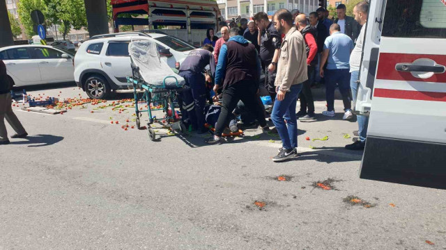 Otomobil ile çarpışan triportörün sürücüsü yola fırladı