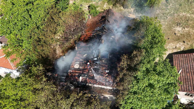 Safranbolu’da iki katlı müstakil ev yangında zarar gördü