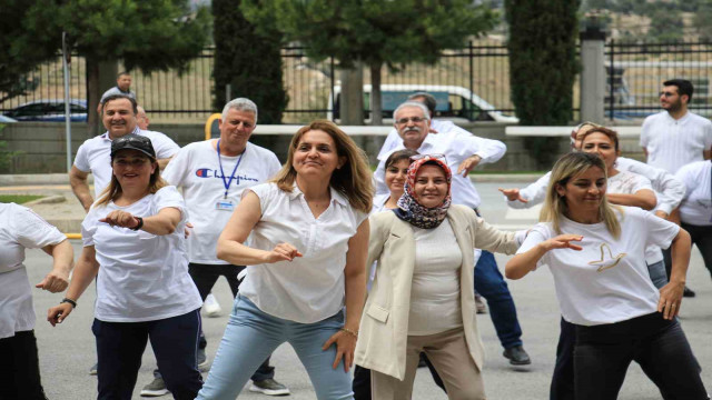 Sağlık çalışanları hastane bahçesinde spor yaptı