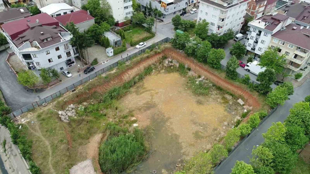 Sancaktepe’de inşaat temelindeki su birikintisi belediye ekipleri tarafından tahliye edildi