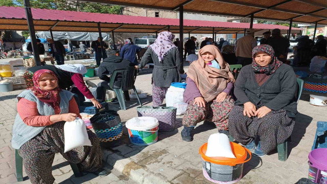 Semt pazarında satılan yöresel ürünlere yoğun talep