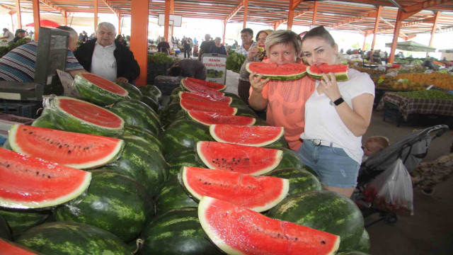 Silifke’de satılan İran ve Antalya karpuzuna Rus vatandaşlar büyük ilgi gösteriyor