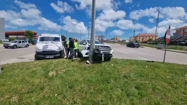 Sinop’ta otomobil elektrik direğine çarptı: 2 yaralı