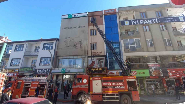 Sorgun’da iş merkezinde çıkan yangın söndürüldü