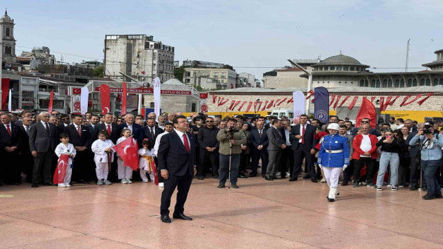 Taksim Meydanı’nda 19 Mayıs töreni