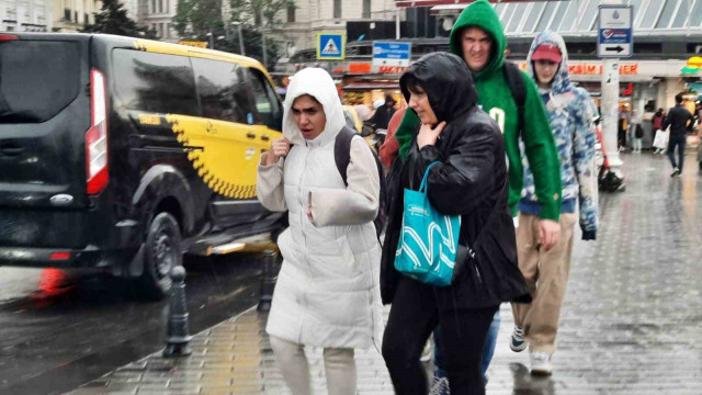 Taksim’de sağanak yağış etkili oldu