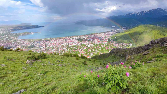 Tatvan’da gökkuşağı renk cümbüşü oluşturdu