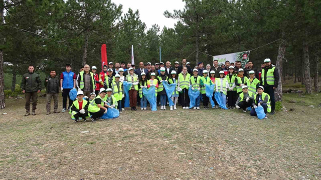 Tavşanlı’da ”Orman benim” kampanyası ile 1 saatte onlarca büyük poşet çöp toplandı