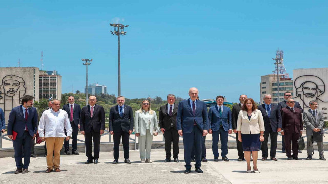 TBMM Başkanı Kurtulmuş, Küba’nın bağımsızlık mücadelesinin öncüsü Jose Marti’nin anıtını ziyaret etti