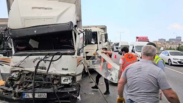 Tem Otoyolu’nda 10 aracın karıştığı zincirleme kazada 2 kişi yaralandı