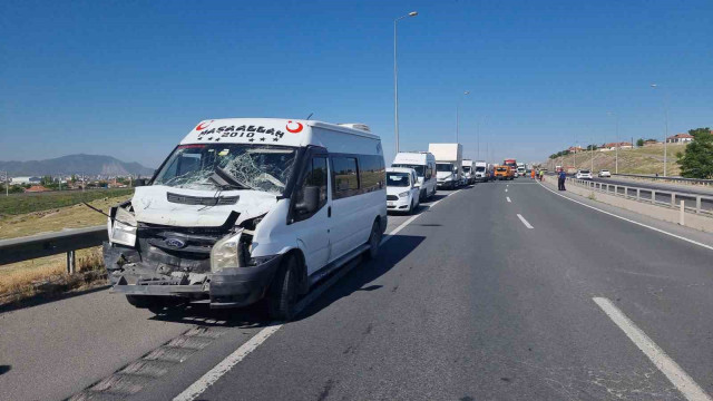 Tırdan dökülen malzeme zincirlemeye kazaya neden oldu: 11 yaralı