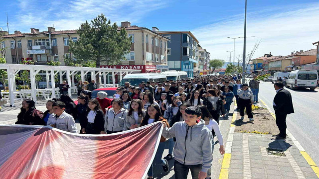 Tomarza’da, coşkulu gençlik yürüyüşü