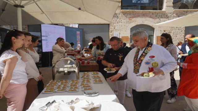 Unutulmaya yüz tutmuş Osmanlı saray mutfağı lezzetleri kitaplaştırıldı