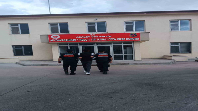 Uyuşturucu satmaktan aranan şahsı jandarma yakaladı