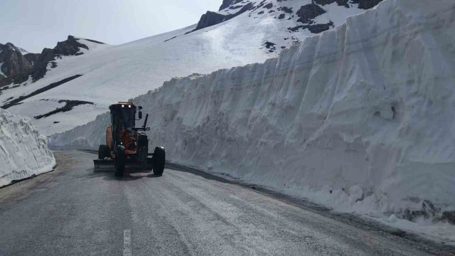 Van-Bahçesaray karayolu 132 gün sonra ulaşıma açıldı