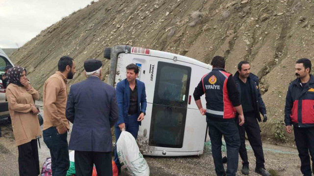 Van’da kontrolden çıkan minibüs yan yattı: 3 yaralı