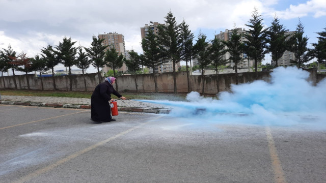 Vatandaşlar yangına müdahaleyi öğrendi