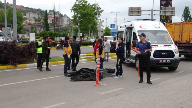 Yaya geçidinden geçmek isteyen kadına kamyon çarptı