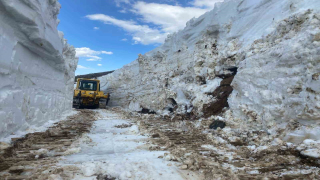 Yüksekova’da 5 metre yüksekliğindeki kar tünelleri şaşırttı