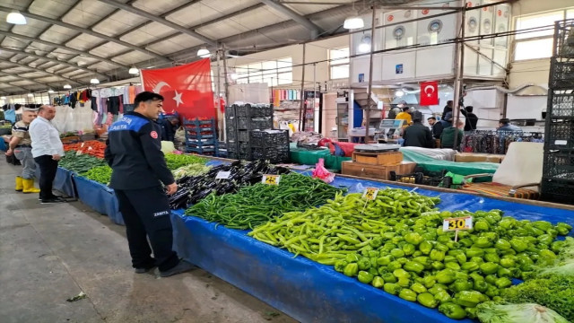 Zabıta ekiplerinden semt pazarında fiyat etiketi denetimi