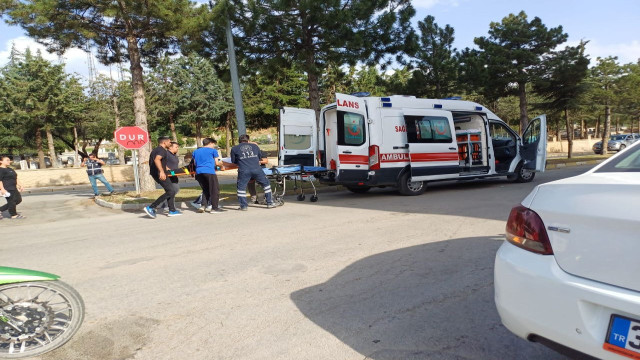 16 yaşındaki ehliyetsiz sürücünün kullandığı motosiklet ticari araçla çarpıştı: 1 yaralı