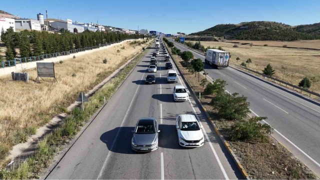 43 ilin geçiş güzergahındaki araç trafiği havadan görüntülendi