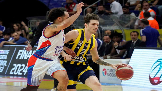 A. Efes, final serisinde durumu 2-1’e getirdi