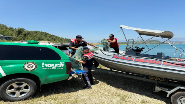 Adana’da jandarma ekipleri baraj gölünde 300 metre misina ağı ve 60 sepet tuzak topladı