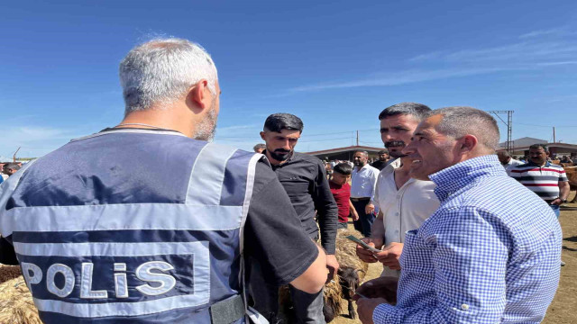 Ağrı Hayvan Borsası’na giden polis ekipleri, vatandaşları dolandırıcılık konusunda bilgilendirdi