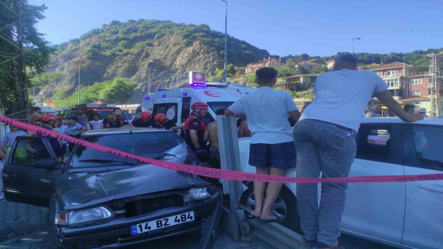 Alkollü sürücü aracıyla demir bariyerlere çarptı: 5 yaralı