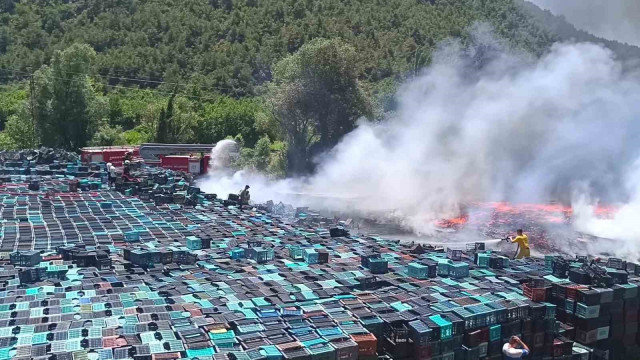 Amasya’da plastik kasalar yandı, dumanlar kilometrelerce öteden görüldü