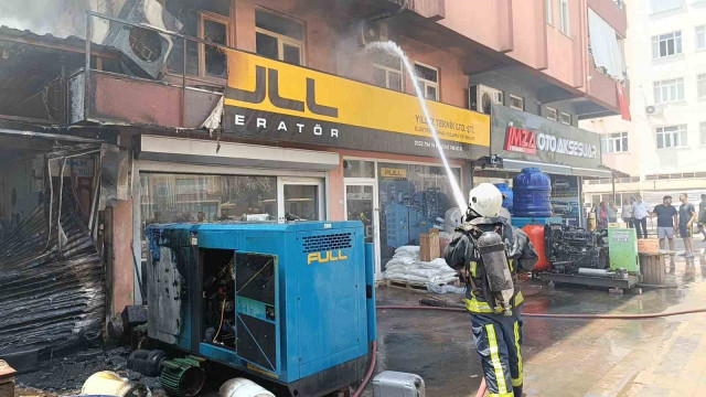 Antalya’da korkutan yangın, plastik deposuna sıçramadan söndürüldü