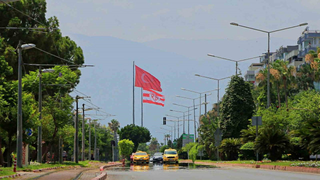 Antalya’da nem oranı yüzde 86’yı geçti, şehrin üzerini sis bulutu kapladı